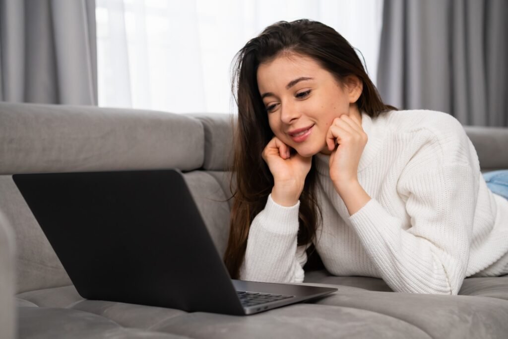 Romance Scam o Estafa del Amor. Mujer siendo estafada en su portátil.