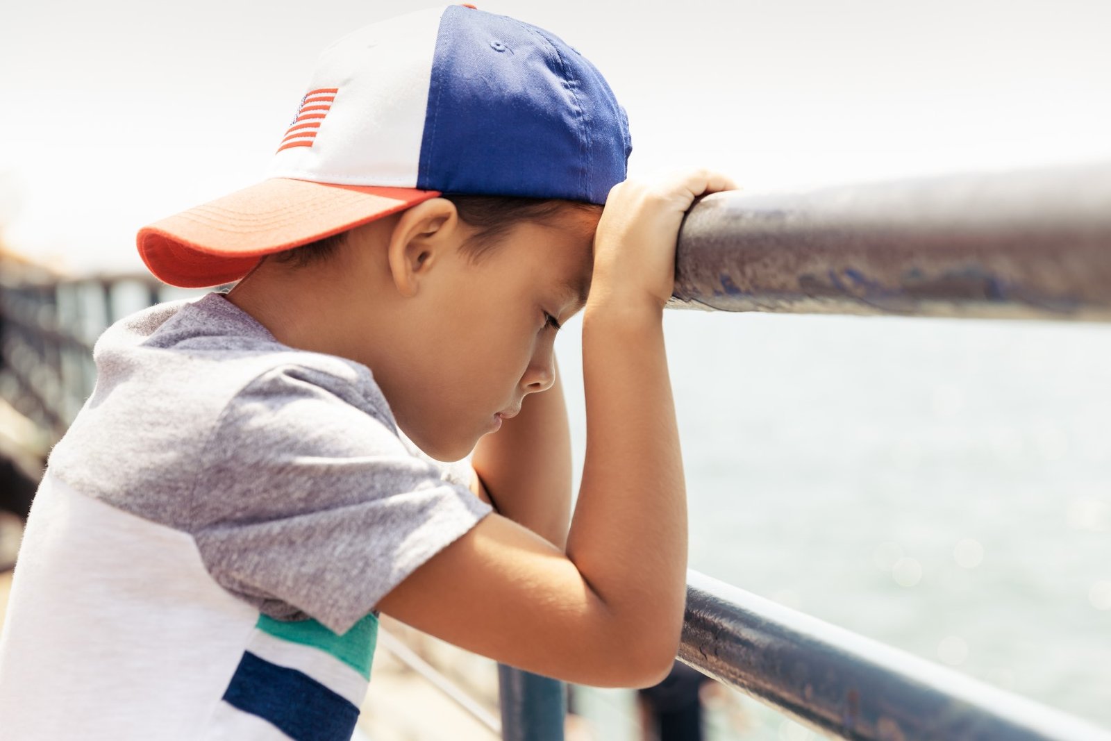 Delito de Impago de Pensión Alimenticia. Niño triste por no recibir pensión.