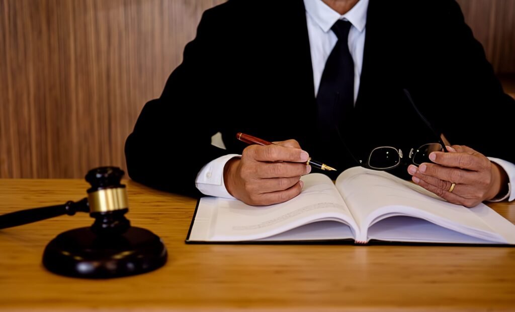 Mazo de juez y experto explicando si es obligatorio llevar abogado a un juicio.