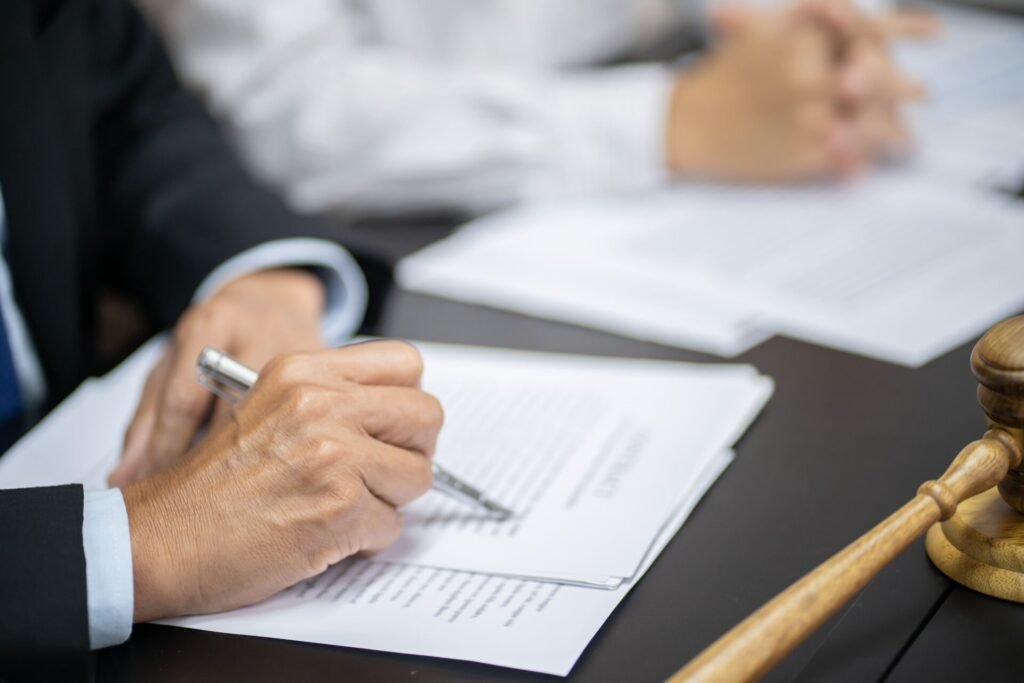 Mazo de juez y expediente sobre una mesa, representando la obligatoriedad de asistir a una citación judicial.